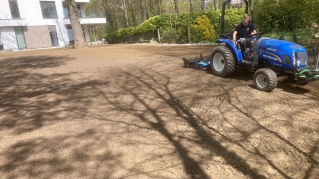 Zaaien van gazon op de Kluisberg